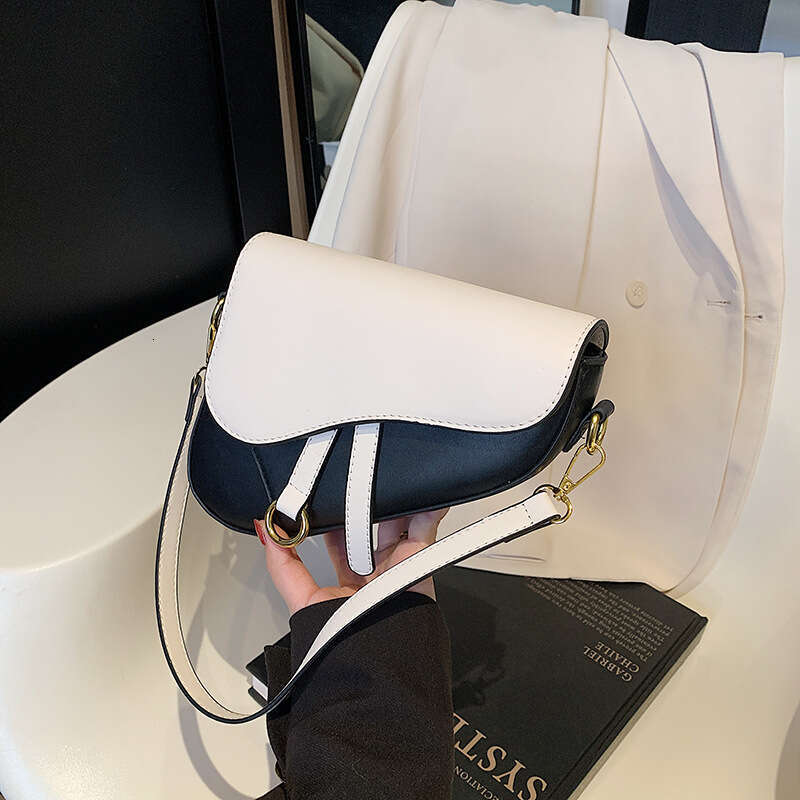 New saddle crossbody, single shoulder, armpit bag, fashionable texture, office city, simple women's bag