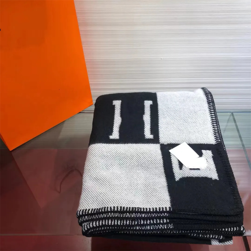 Designer Scarf Scarves Wool Double Sided Large Letter cloak Scarf For Men Women Blanket Autumn Winter Neck Versatile And Warm Christmas Gifts Size 170*130cm 02