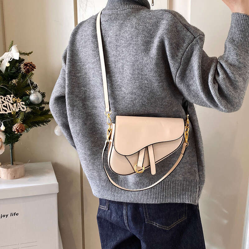 New saddle crossbody, single shoulder, armpit bag, fashionable texture, office city, simple women's bag