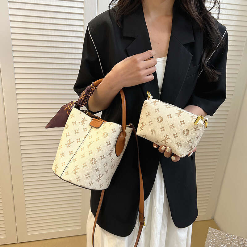2025 New Fashion Women's Printed Mother and Child Water Bucket Bag Versatile One Shoulder Crossbody Handbag