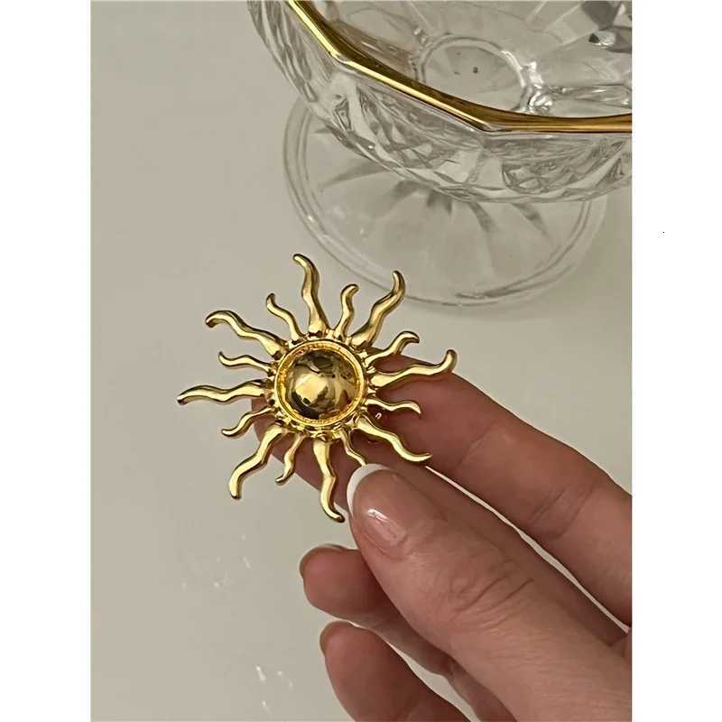 Antique Jewelry Fashion Golden Sun God Brooch for Women Men Coat Accessories Female Vintage Crystal Brooches K251120