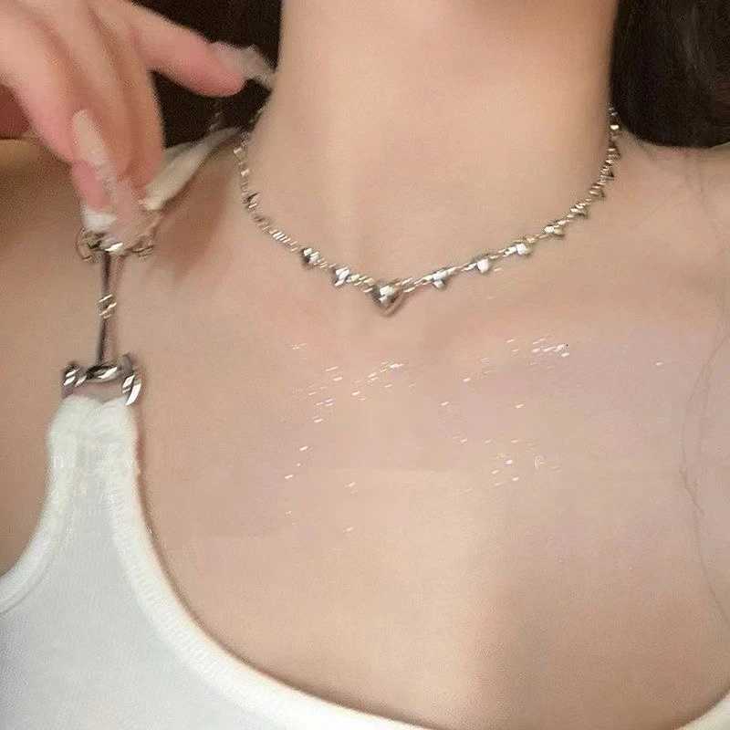 New Creative Magnetic Silver Color Heart Pendant Choker Necklace Egirl Aesthetic Y2K EMO Accessories Goth Personalized JewelryXJ251121