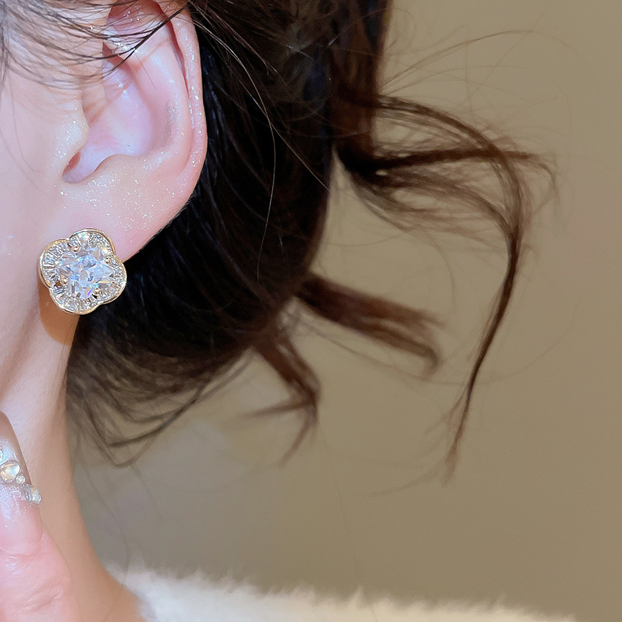 18k Real Gold Plated Silver Needle Zircon Flower Stud Simple Daily Commute Light Luxury High-end Feel Earrings for Women - view 3