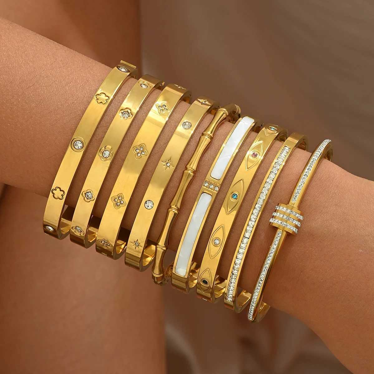 Europe and the United States hot stainless steel four-leaf clover lucky bracelet fashion womens nail bracelet gold banglesW251121