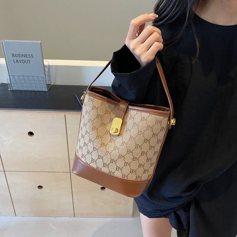 2025 hot selling free shipping antique flower embossed shoulder bag brown chain designer women wallet chain handbag