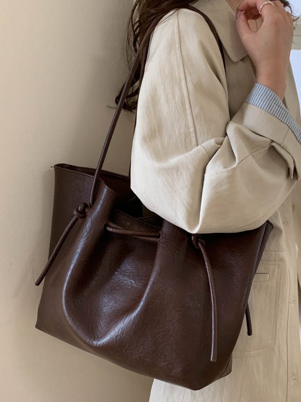 Commuting to work large capacity tote bag for women simple fashion shoulder bag retro commuter armpit bag trendy2025