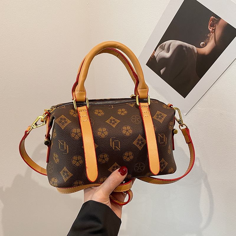 new Free delivery designer bag Simple and stylish crossbody bag with personalized cut and casual design for women