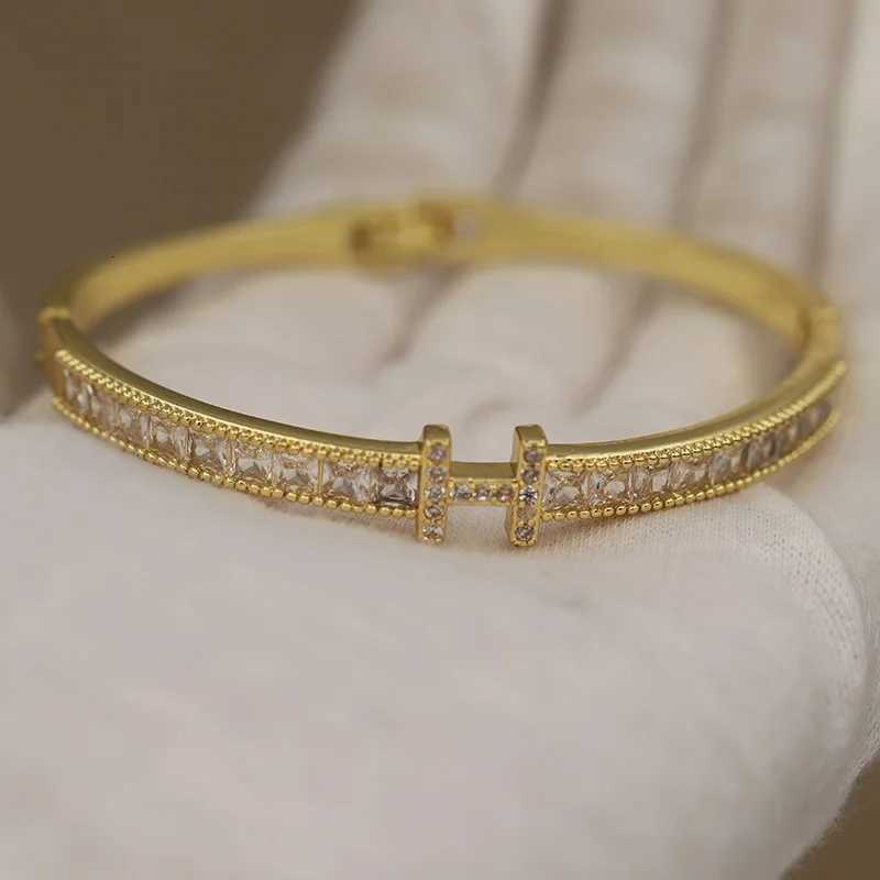 Classic Style Crystal Letter Bangles for Women Fashion Brand Jewelry Luxury Zirconia Bracelets Party AccessoriesW251121