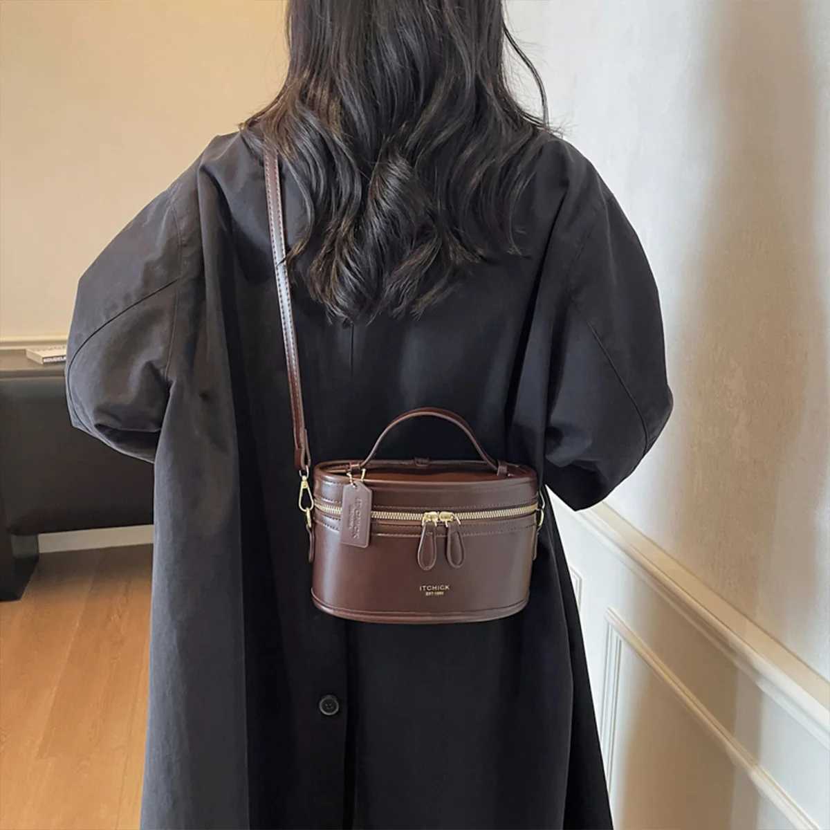 Fi Shoder Bag Lacquer Finish Letter Print Quilted Design Large Capacity PU Water Resistant Zipper Adjustable Strap Daily Y251121