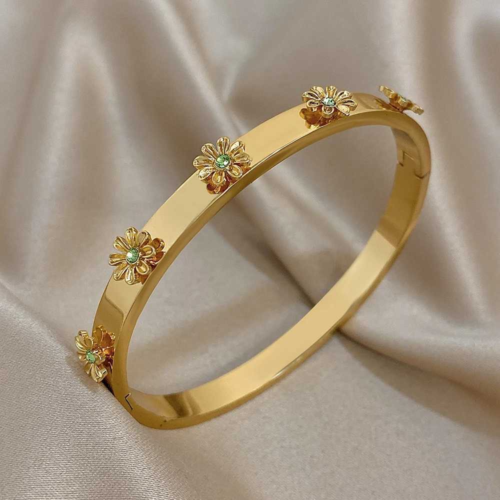 Fashion Stainless Steel Flower Inlay Rhinestone Wrist Cuff Bangles Bracelets For Women Men Chic Waterproof Charms Jewelry GiftW251121