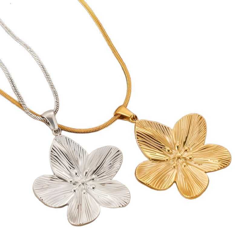 Vintage Stainless Steel Flower Pendant Necklace for Women Gold Plated Floral Metal Snake Chain Necklace Aesthetic Jewelry GiftsXJ251121