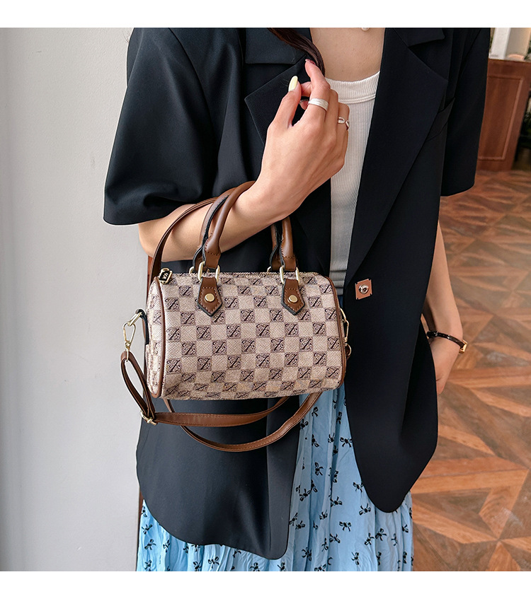 Portable Versatile Women's Handbag - Trendy Retro Blend for Everyday Use with Large Interior Space