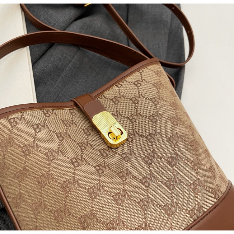 2025 hot selling free shipping antique flower embossed shoulder bag brown chain designer women wallet chain handbag