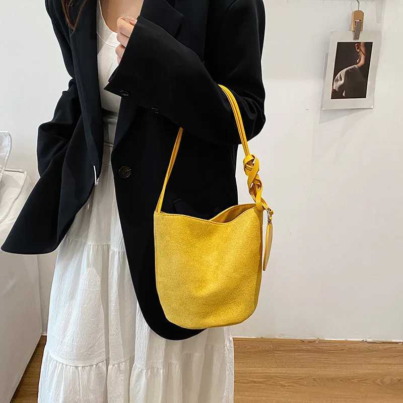 Solid Color Wen Suede Shoder Bucket Bags Large Capacity Versatile Ladies Underarm Tote Casual Fem Phe Handbags Purse Y251121