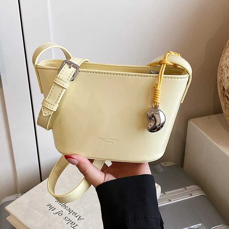 Fi Patent Leather Bag Wens Letter Mini Bucket Bags 2025 New Versatile Crossbody Pouch Summer Cmuter Shoder Bag Y251121
