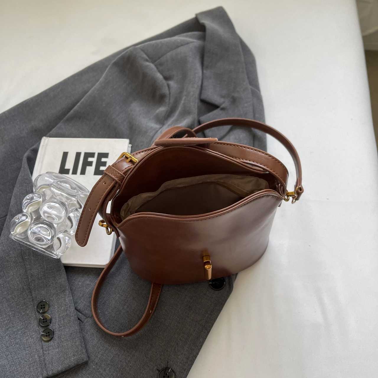 High fi hand-held oblique straddle bag pure color niche design bucket shoder bag Y251121