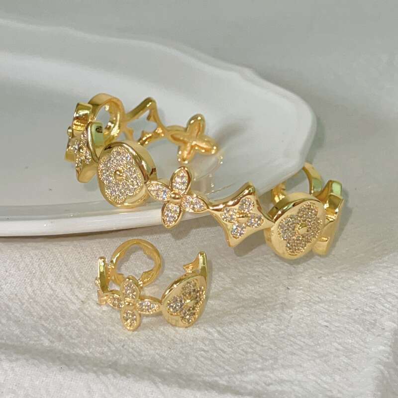 Bracelet ring set Designer luxury bangle Jewelry New Fashion High end Elegant Design Vintage Horse Hoof Hollow Micro inlaid Rings Bracelets Festive bi