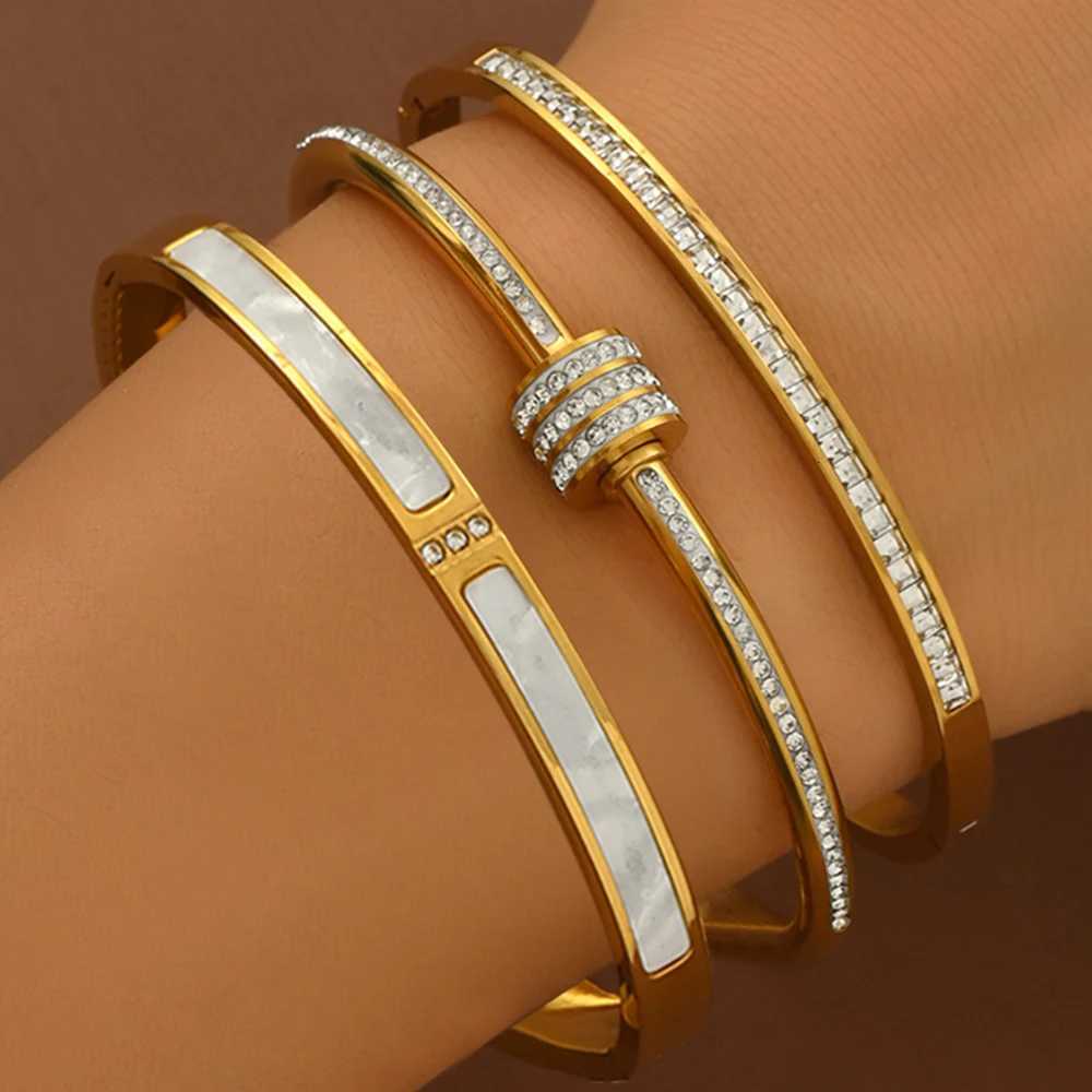 A popular stainless steel gold and silver rotating bracelet for womens daily wear in Europe and AmericaW251121