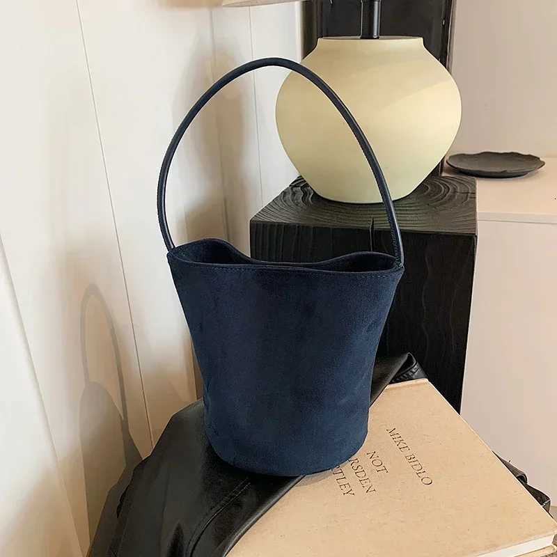 Solid Color Veet Material Product Bucket Shoder Bag 2025 New Hasp High Beauty Fi Handbag Soft Versatile Simple Tote Bag Y251121