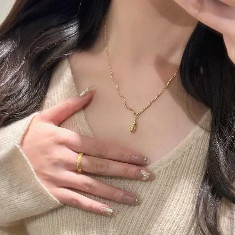 New in Vintage Glossy Water Droplet Necklaces Light Luxury Laziness High Quality Irregular Tassel Collar Chain Fine JewelryXJ251121