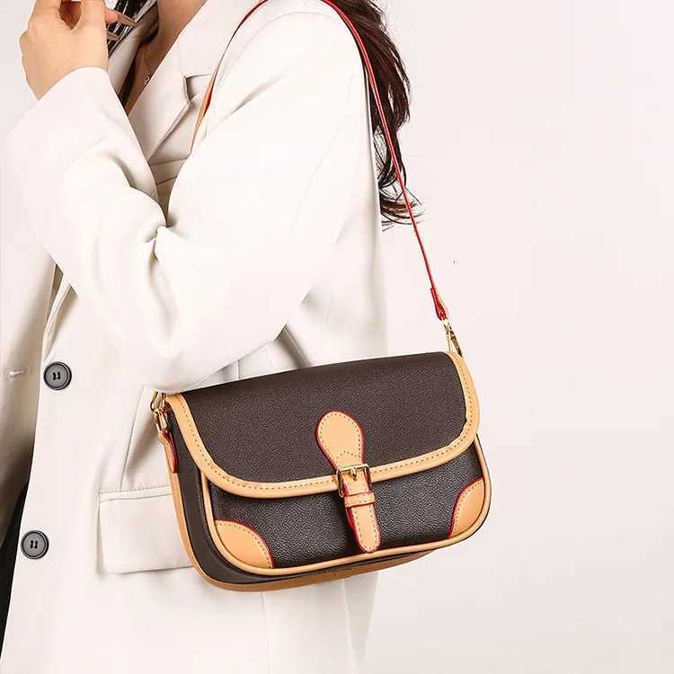 2025 SS Vintage-Inspired Spacious Shoder Bag Mti-Way Cvertible Crossbody Purse for Wen Architectural Day to Night Tote Y251121