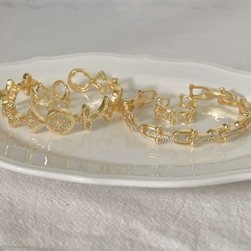 Bracelet ring set Designer luxury bangle Jewelry New Fashion High end Elegant Design Vintage Horse Hoof Hollow Micro inlaid Rings Bracelets Festive bi