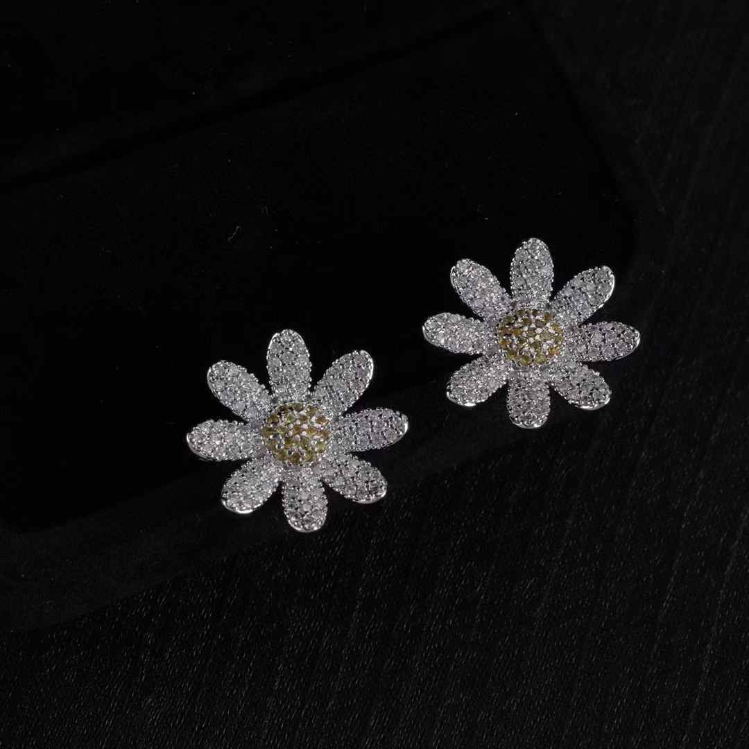 2025 Dainty Silver Moissanite Daisy Earrings, Flower Shaped Stud Earrings, High-Shine Moissanite Jewelry for Daily Wear