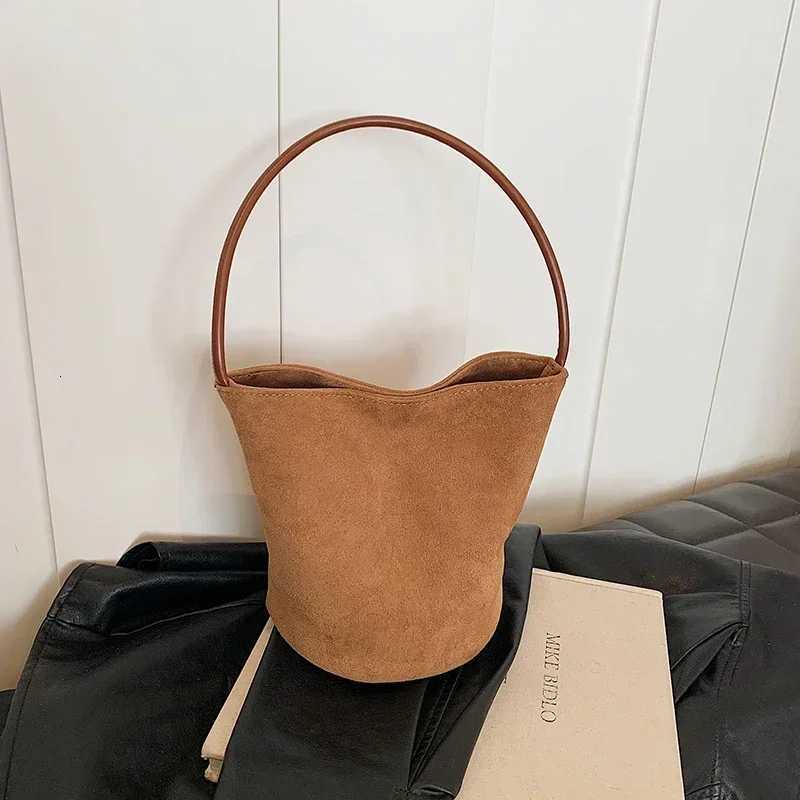 Solid Color Veet Material Product Bucket Shoder Bag 2025 New Hasp High Beauty Fi Handbag Soft Versatile Simple Tote Bag Y251121