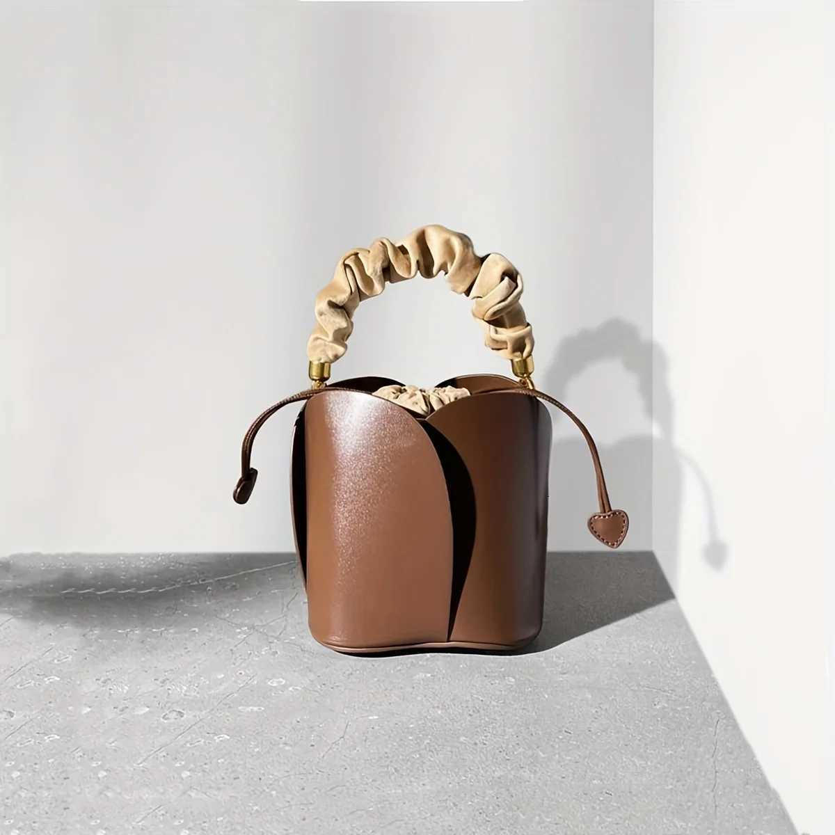 Avant-garde trendy ladies are fiable and exquisite high-value textured trendy petal-red hand-worn bucket bags Y251121