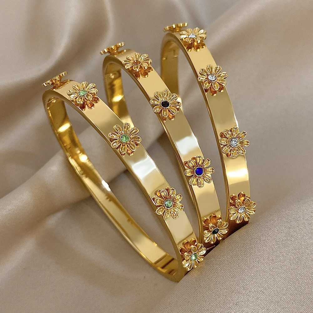 Fashion Stainless Steel Flower Inlay Rhinestone Wrist Cuff Bangles Bracelets For Women Men Chic Waterproof Charms Jewelry GiftW251121