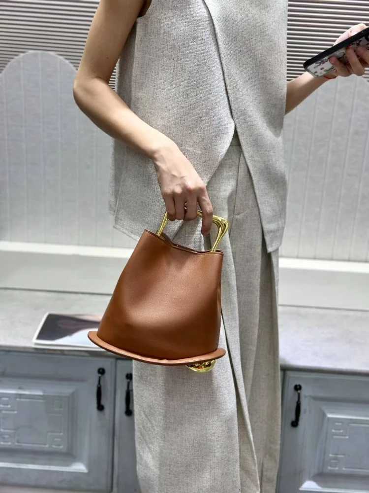 Stylish Irregar Bucket Tote Bag For Wen High-end Metal Handle PU Leather Shoder Crossbody Bags Fem Wedding Purse Cluh Y251121