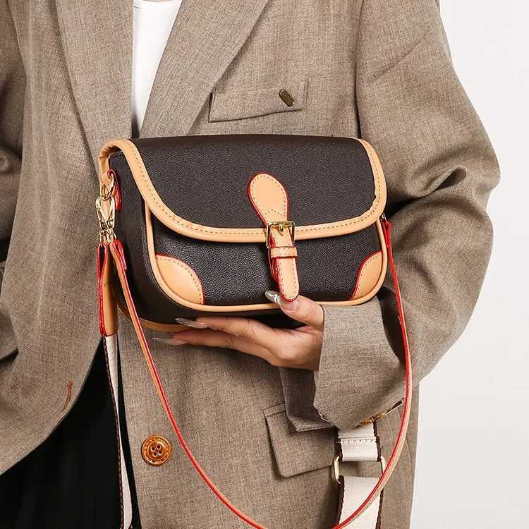 2025 SS Vintage-Inspired Spacious Shoder Bag Mti-Way Cvertible Crossbody Purse for Wen Architectural Day to Night Tote Y251121