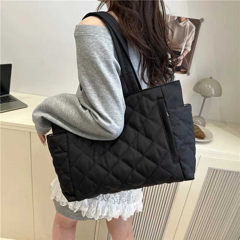New Nylon Shoulder Bag College Students Large Capacity Lightweight Tote Bag Diamond Lattice Commuting and Class HandbagT251121
