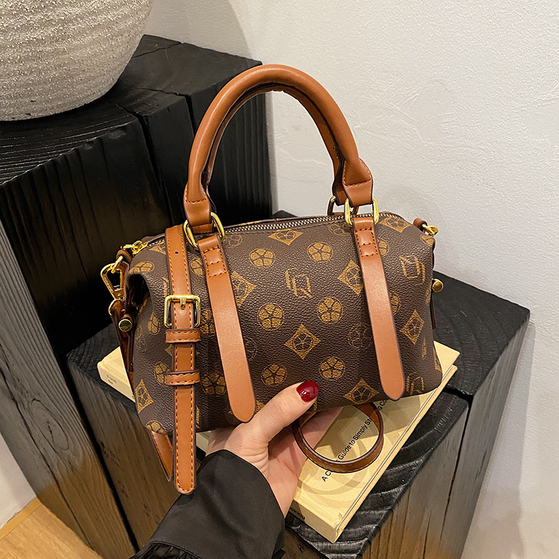 new Free delivery designer bag Simple and stylish crossbody bag with personalized cut and casual design for women