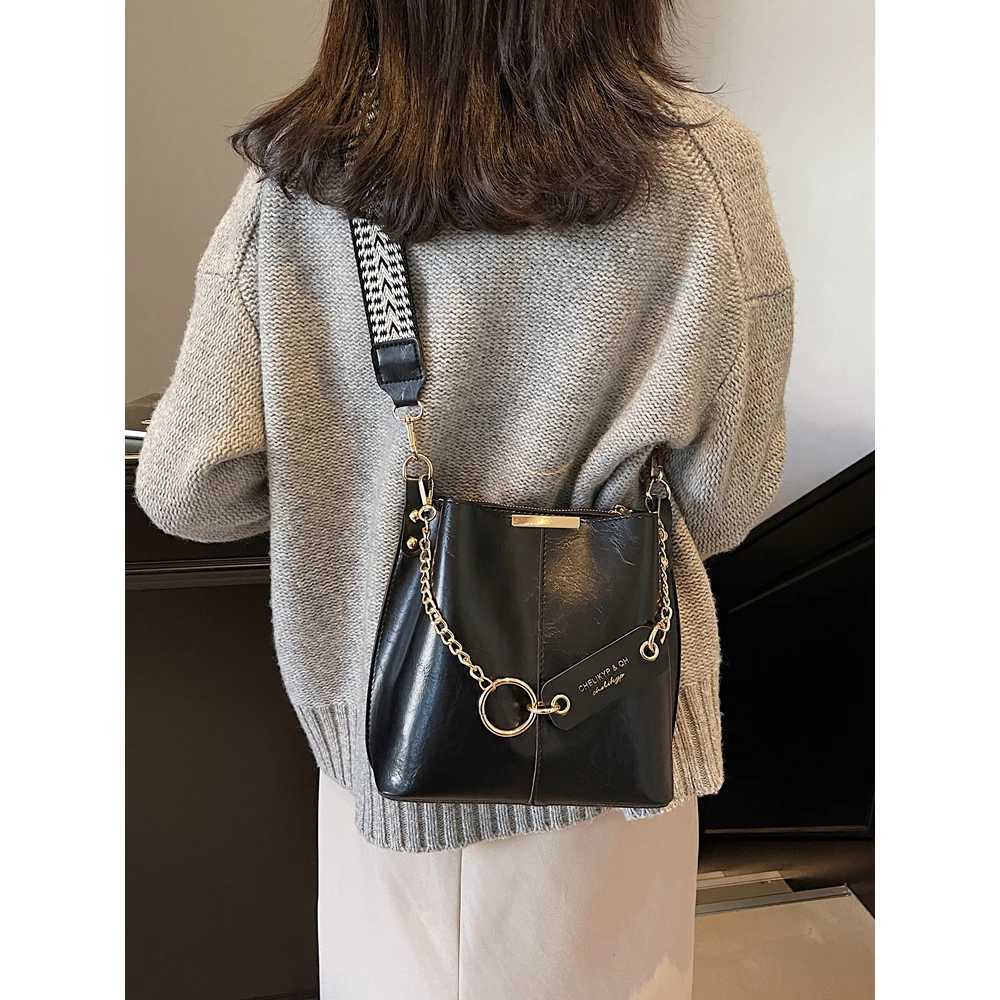 Wen Pu Bucket Bags Solid Soft Leather Messnger Bags Large Capacity Fem Casual Wide Strap Crossbody Pack 2025 New Y251121