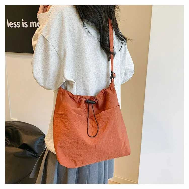 New Large Capacity Versatile Shoulder Bag for Womens Summer Popular Lightweight Shoulder Crossbody Bag Minimalist Tote HandbagT251121