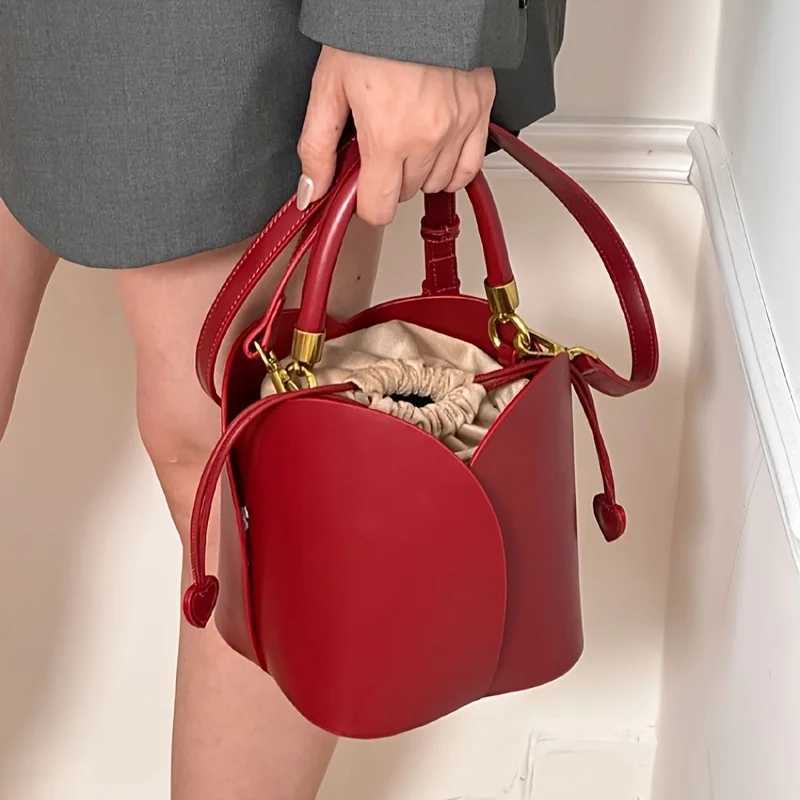 Avant-garde trendy ladies are fiable and exquisite high-value textured trendy petal-red hand-worn bucket bags Y251121