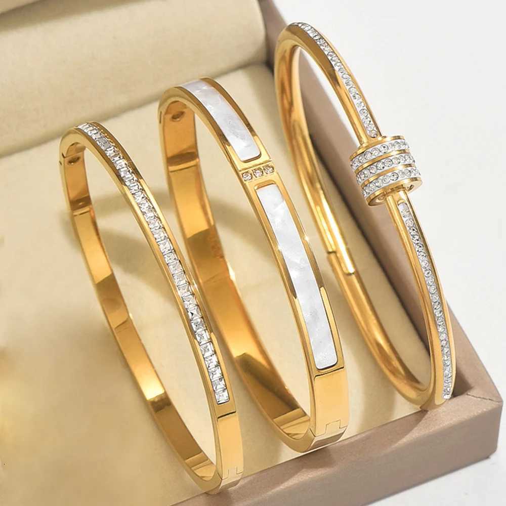 A popular stainless steel gold and silver rotating bracelet for womens daily wear in Europe and AmericaW251121