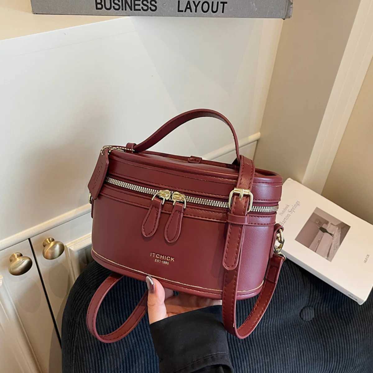 Fi Shoder Bag Lacquer Finish Letter Print Quilted Design Large Capacity PU Water Resistant Zipper Adjustable Strap Daily Y251121