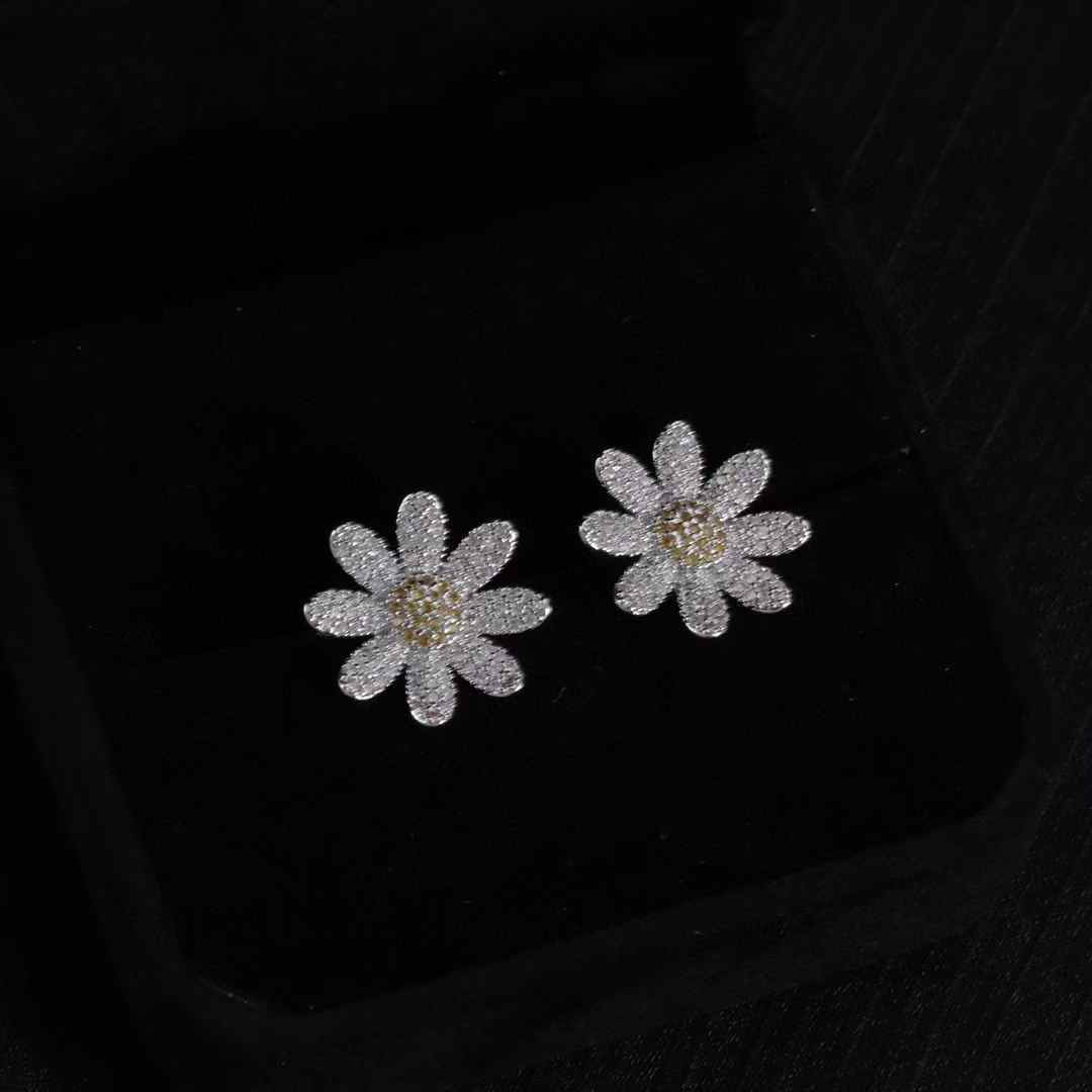 2025 Dainty Silver Moissanite Daisy Earrings, Flower Shaped Stud Earrings, High-Shine Moissanite Jewelry for Daily Wear
