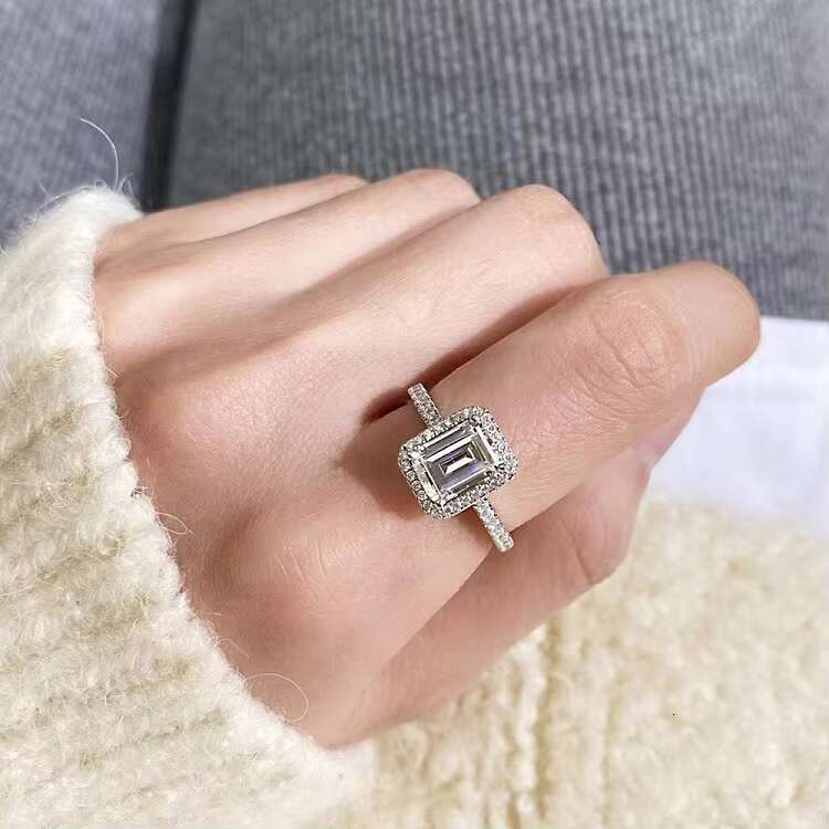 Custom Fine Jewelry 1ct D Color Emerald Cut Moissanite Halo Ring 18K White Gold Moissanite Jewelry Wedding Engagement Ring