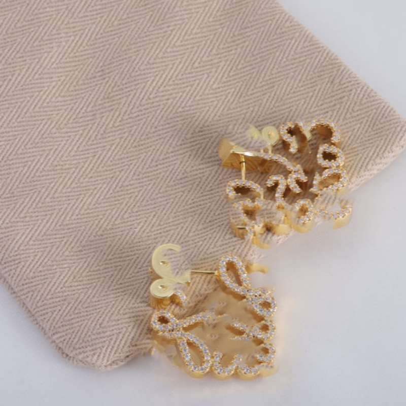 The designer of earrings and jewelry is a designer of pearl earrings for women, wedding and party jewelry earrings