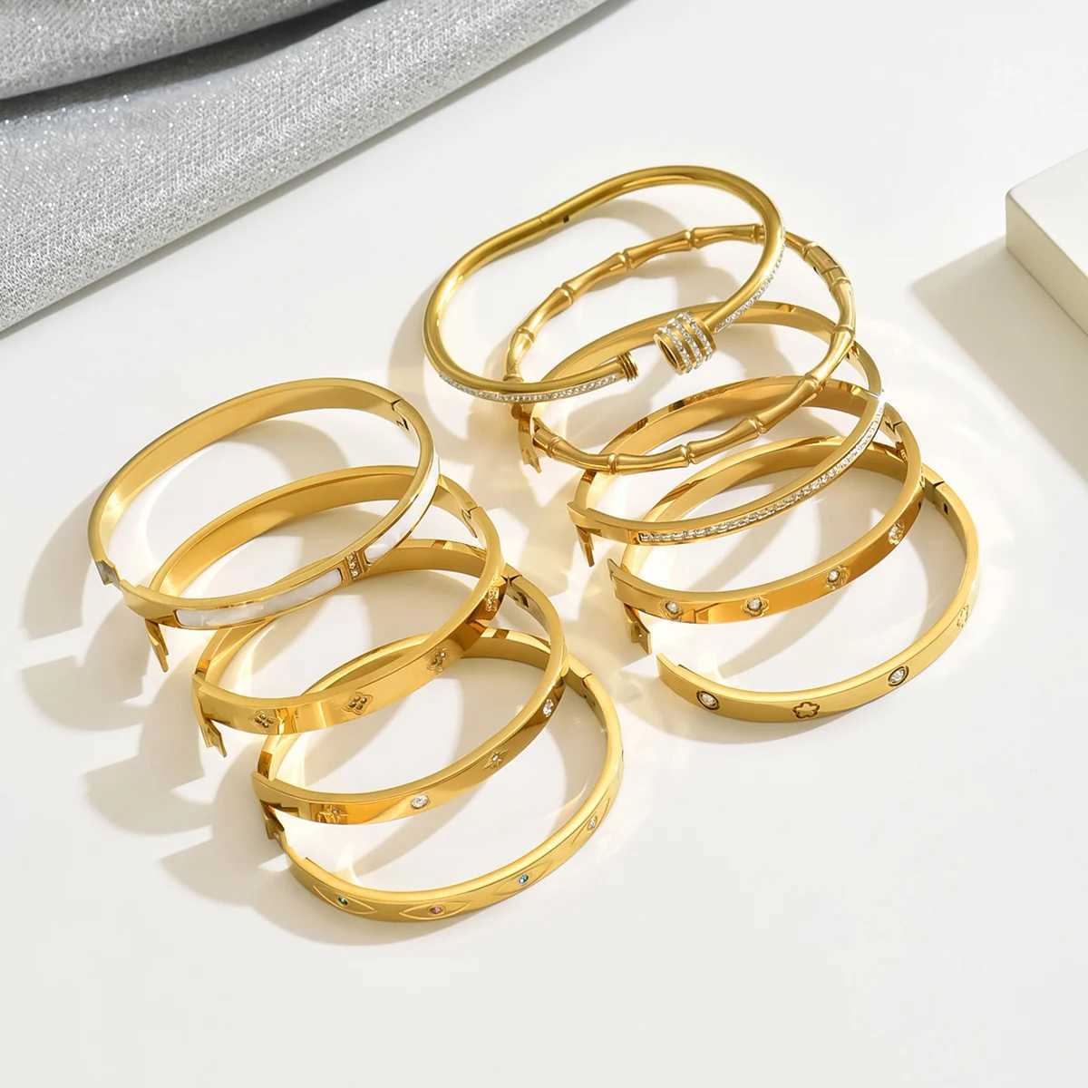 Europe and the United States hot stainless steel four-leaf clover lucky bracelet fashion womens nail bracelet gold banglesW251121