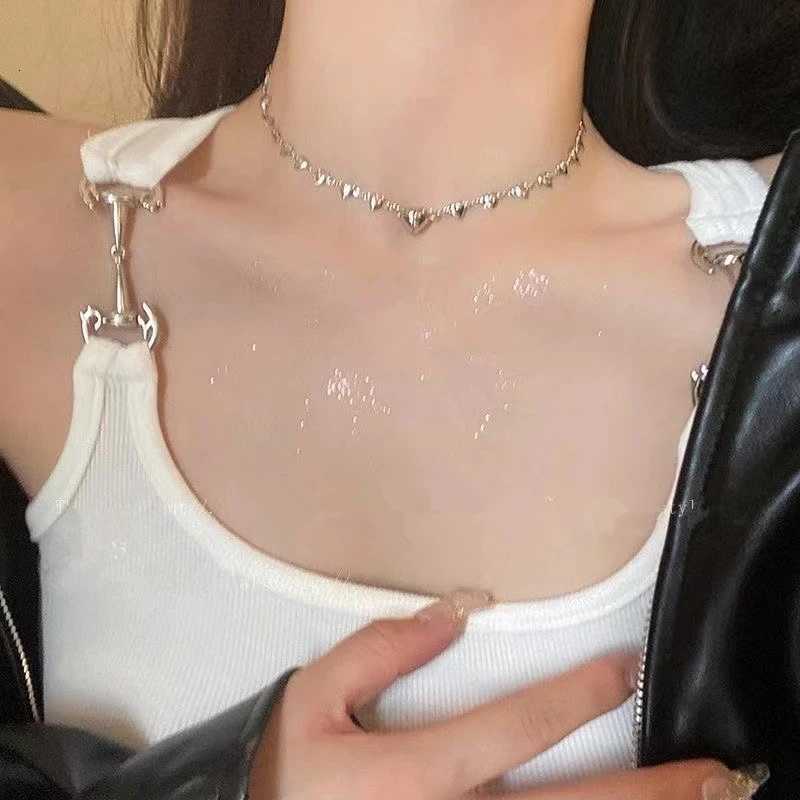 New Creative Magnetic Silver Color Heart Pendant Choker Necklace Egirl Aesthetic Y2K EMO Accessories Goth Personalized JewelryXJ251121