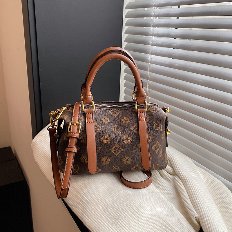 new Free delivery designer bag Simple and stylish crossbody bag with personalized cut and casual design for women