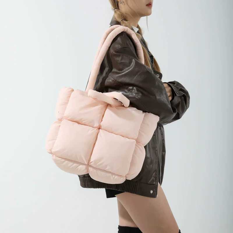 Famous Luxury Brand Design Cott Woven Down Padded Shoder Bag Wen Weaven Handbag and Purse Nyl low Tote Large Capacity Y251121