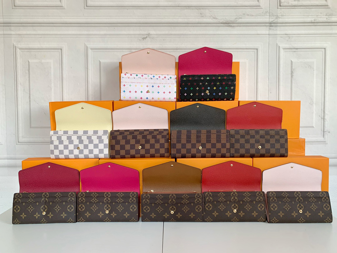 Elegant Unisex Handbag with Spacious Interior Ideal Gift Choice