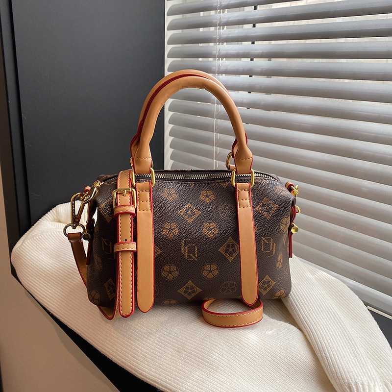 new Free delivery designer bag Simple and stylish crossbody bag with personalized cut and casual design for women