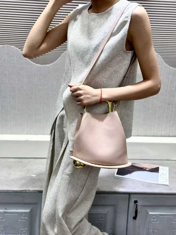 Stylish Irregar Bucket Tote Bag For Wen High-end Metal Handle PU Leather Shoder Crossbody Bags Fem Wedding Purse Cluh Y251121