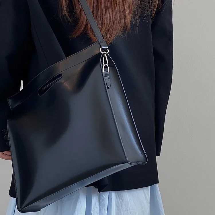 Womens simple official document tote bag computer bag commuting file bag niche hand bill of lading shoulder slung bagT251121